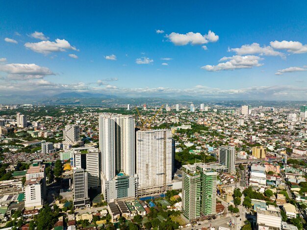 Vue de haut de Manille est la capitale des Philippines avec des bâtiments modernes et des gratte-ciel