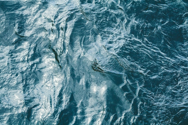 Vue d'en haut de la mer orageuse Fond de l'eau