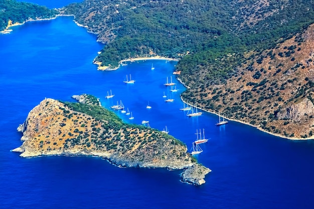 Vue d'en haut avec un parapente sur la baie du lagon bleu Turquie Oludeniz