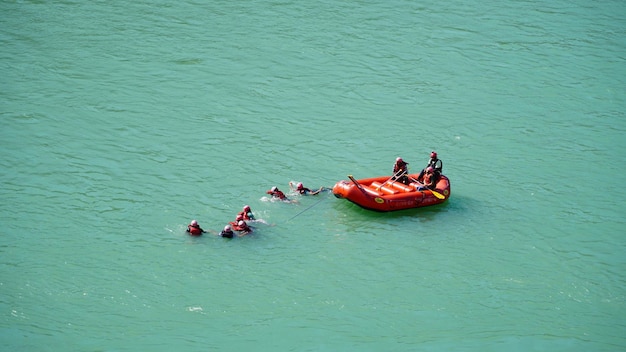 vue de haut de personnes profitant du rafting sur la rivière Rishikesh Uttrakhand Inde 28 février 2024