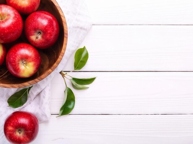 Vue de haut des pommes rouges fraîches Vue rapprochée des pommes rouge fraîches sur un bol en bois sur du bois en arrière-plan