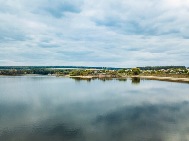 Vue d'en haut sur une rivière et un pont avec un ciel bleu