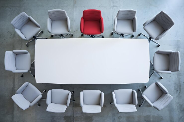 Photo vue d'en haut de la salle de conférence avec des chaises grises et une chaise rouge en vue