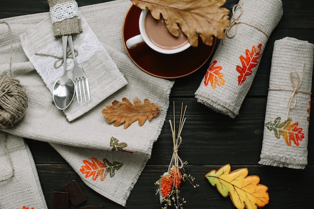 Vue d'en haut sur une table avec des torchons en lin et une tasse à café Mise à plat élégante d'automne