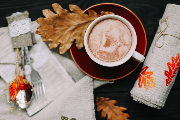 Vue d'en haut sur une table avec des torchons en lin et une tasse à café Mise à plat élégante d'automne