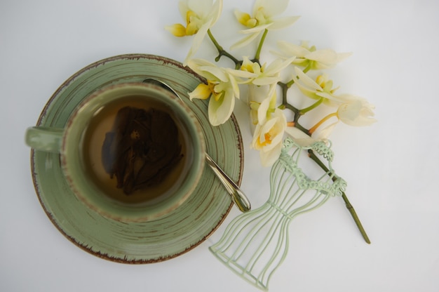 Photo vue d'en haut sur la tasse de thé sur le tableau blanc