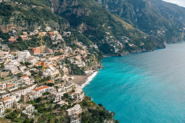 Vue d'en haut sur toute la vieille ville de Positano et ses maisons colorées. Côte amalfitaine Italie