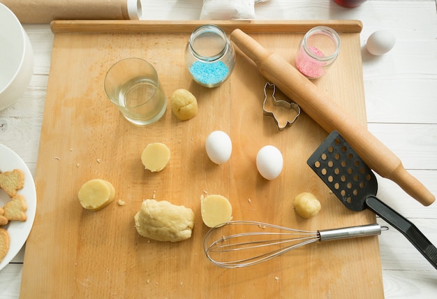 Vue d'en haut sur les ustensiles de cuisine et la pâte