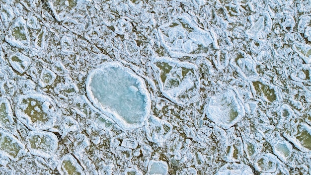 Vue d'en haut vers le bas des textures et des motifs des formations de glace de mer fissurées