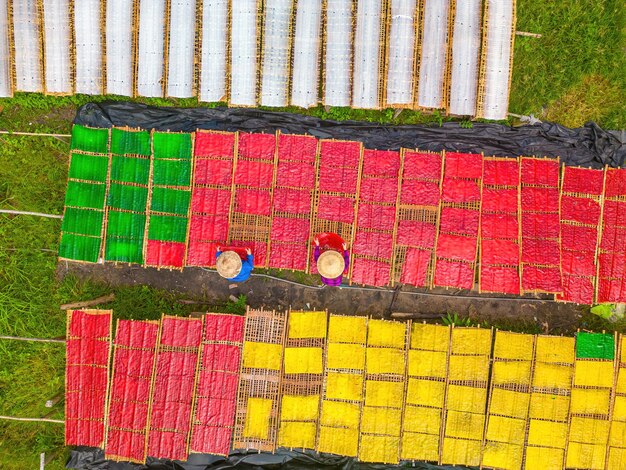 Vue d'en haut d'un village traditionnel fabriquant de la gelée colorée Ils séchaient la gelée fraîche sur une grille en bois pour le marché Concept de style de vie