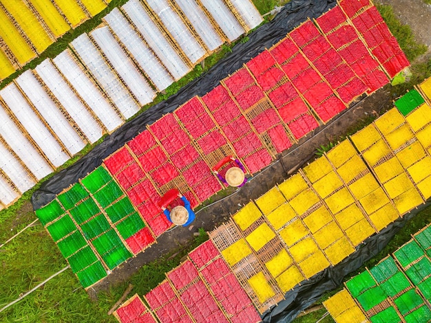 Vue d'en haut d'un village traditionnel fabriquant de la gelée colorée Ils séchaient la gelée fraîche sur une grille en bois pour le marché Concept de style de vie