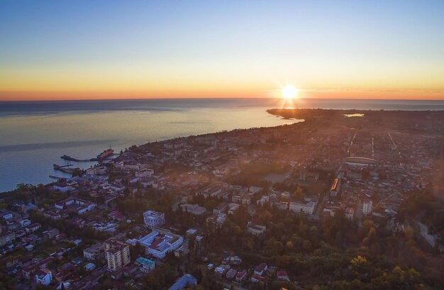 Vue d'en haut de la ville au soir au bord de la mer