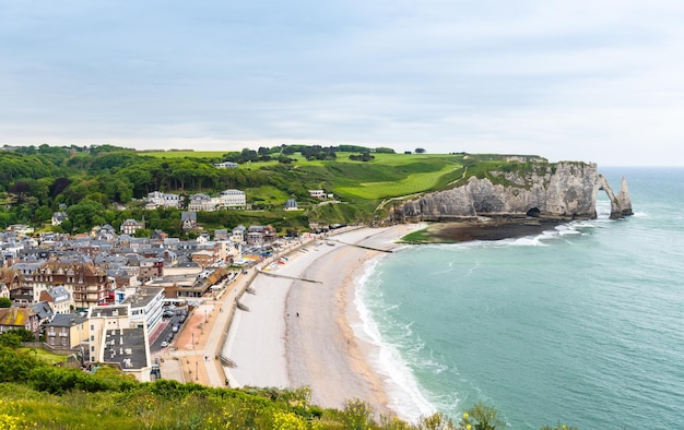 Vue d'en haut sur la ville et la baie d'Etretat, France