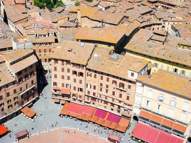 Vue d'en haut de la ville et de la place un jour d'été Sienne Italie