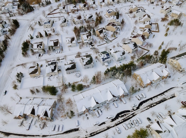 Vue de haute altitude de la ville avec des toits couverts de neige maisons quartier résidentiel de la ville