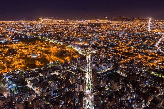 Vue haute angle des bâtiments de la ville éclairés la nuit