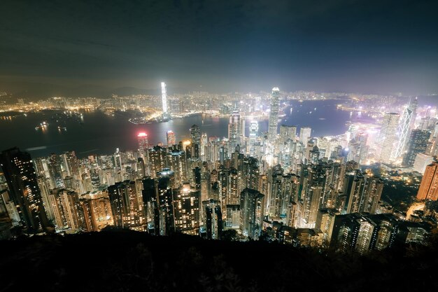 Vue haute angle des bâtiments de la ville éclairés la nuit