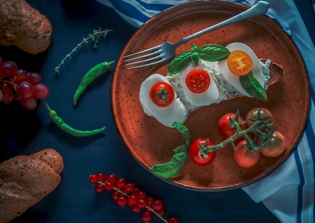Vue haute angle de la bruschetta dans l'assiette sur la table
