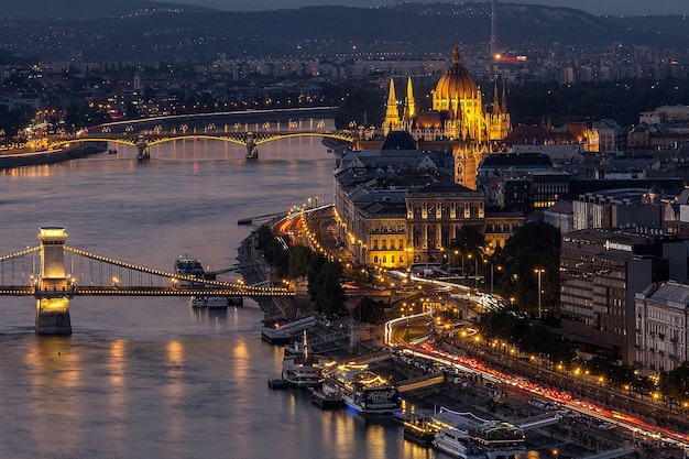 Vue haute angle du bâtiment éclairé du parlement hongrois la nuit