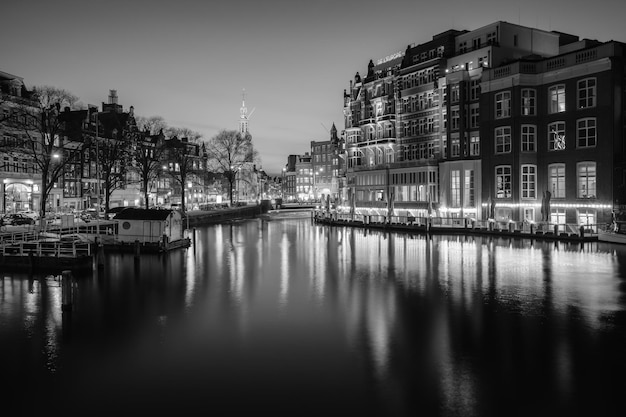 Photo vue haute angle du canal au milieu des bâtiments éclairés la nuit