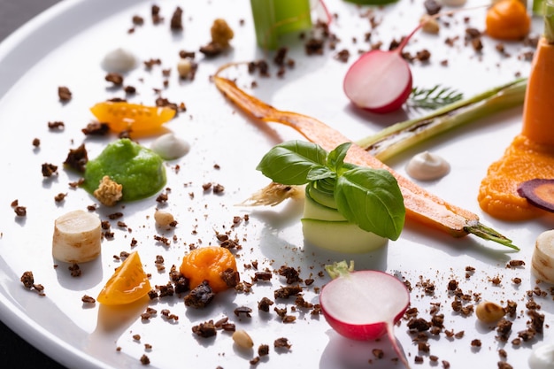 Vue haute angle du dessert servi sur la table