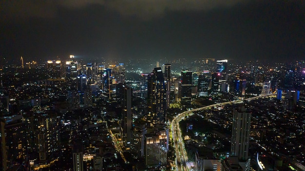 Vue haute angle du paysage urbain éclairé contre le ciel la nuit