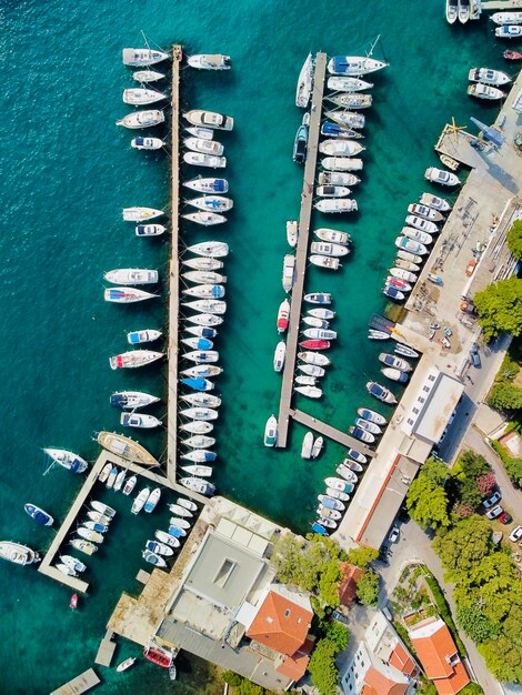 Vue haute angle du port de Dubrovnik en Croatie