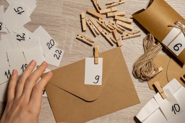 Vue haute angle d'une femme avec des décorations de Noël sur la table