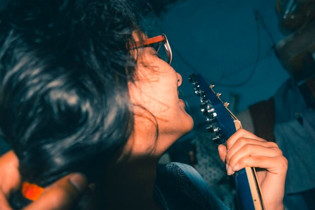 Photo vue haute angle d'une femme jouant de la guitare