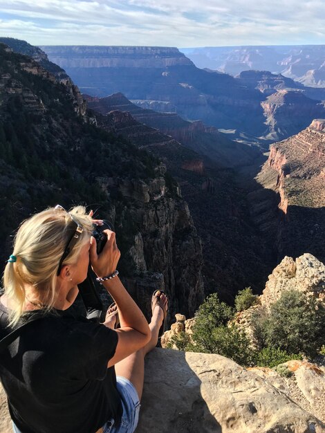 Vue haute angle d'une femme photographiant sur les montagnes du parc national du Grand Canyon