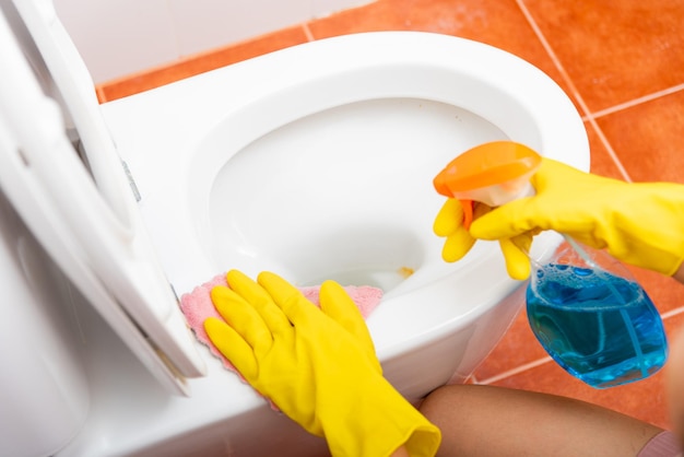 Photo vue haute angle d'une femme se lavant les mains dans la salle de bain