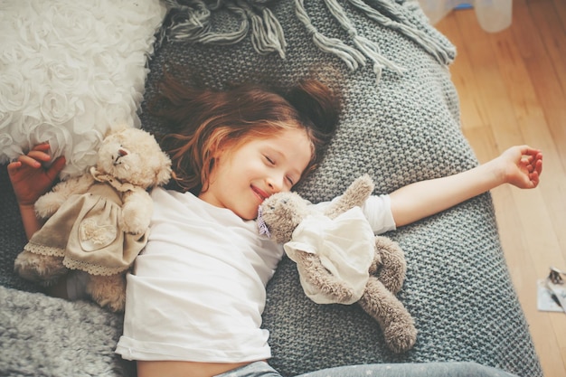 Vue haute angle d'une fille allongée sur le lit à la maison