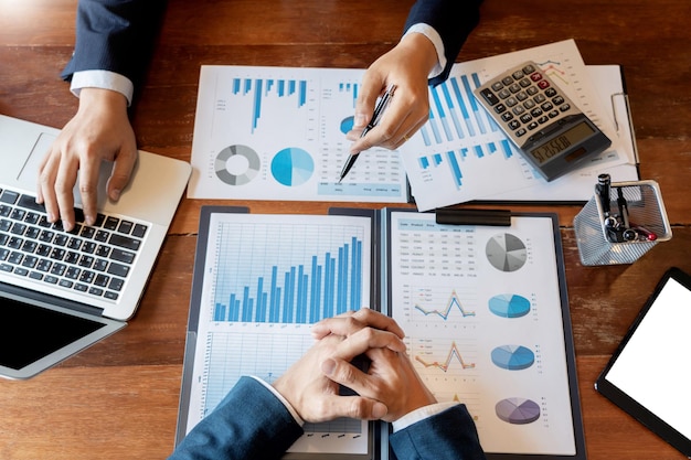 Vue haute angle des gens d'affaires travaillant sur la table