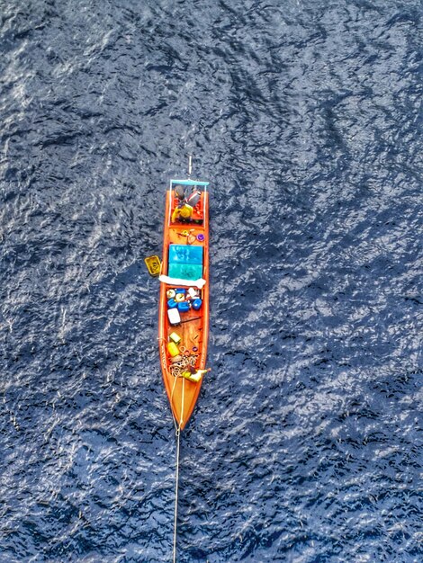 Photo vue haute angle des gens dans un bateau en mer