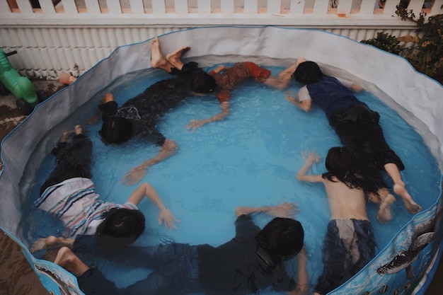 Vue haute angle des gens dans la piscine