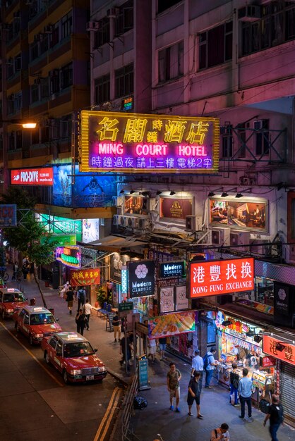 Vue haute angle des gens dans la rue de la ville la nuit