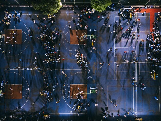 Photo vue haute angle des gens dans le terrain de sport la nuit