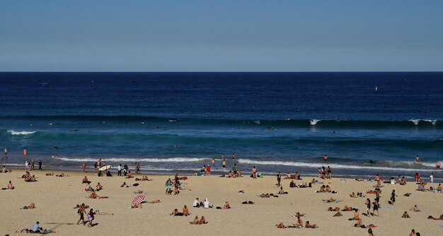 Vue haute angle des gens sur la plage contre le ciel