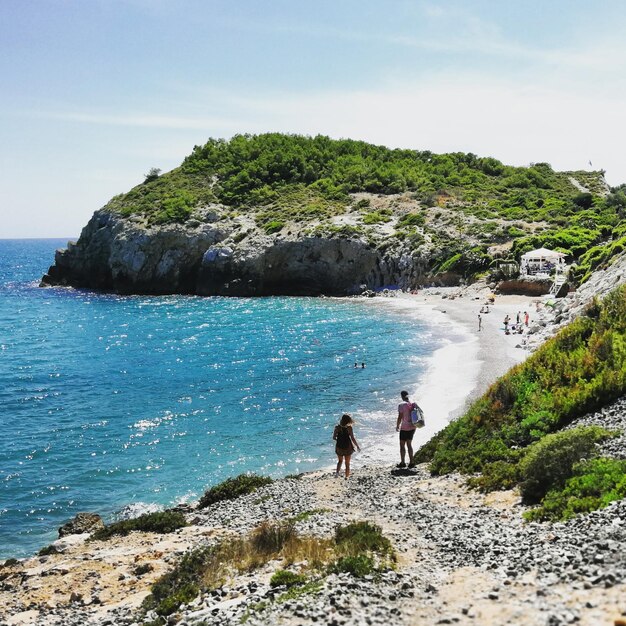 Vue haute angle des gens à la plage