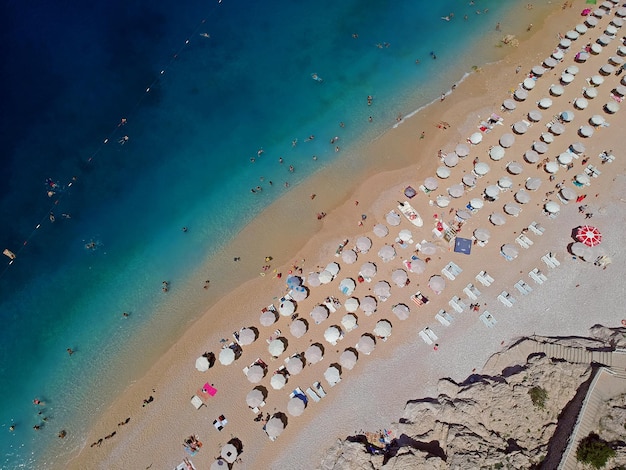 Photo vue haute angle des gens sur la plage