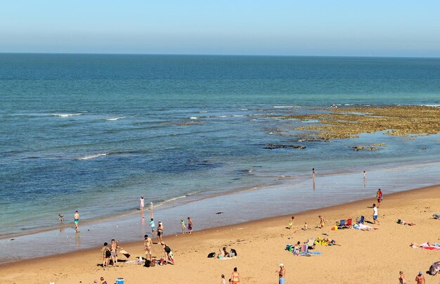 Vue haute angle des gens à la plage.