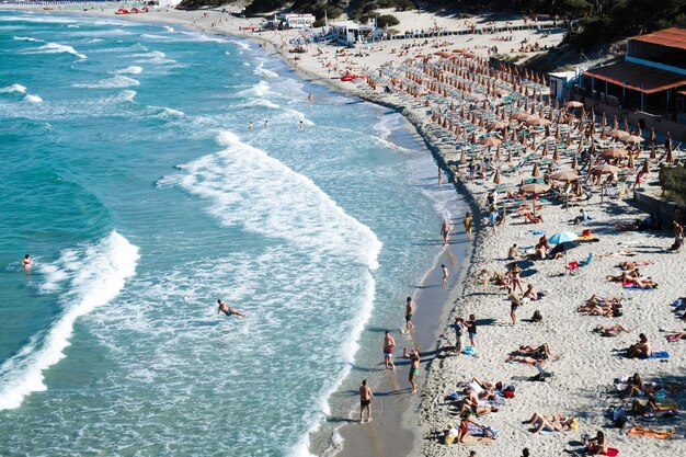 Photo vue haute angle des gens sur la plage.