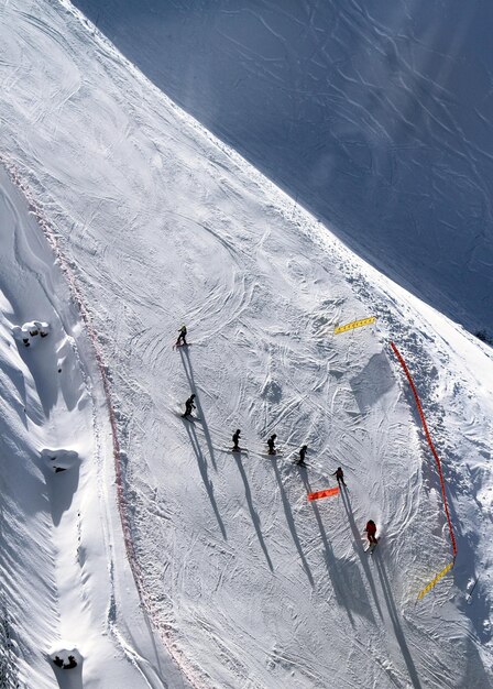 Photo vue haute angle des gens qui skient sur la neige