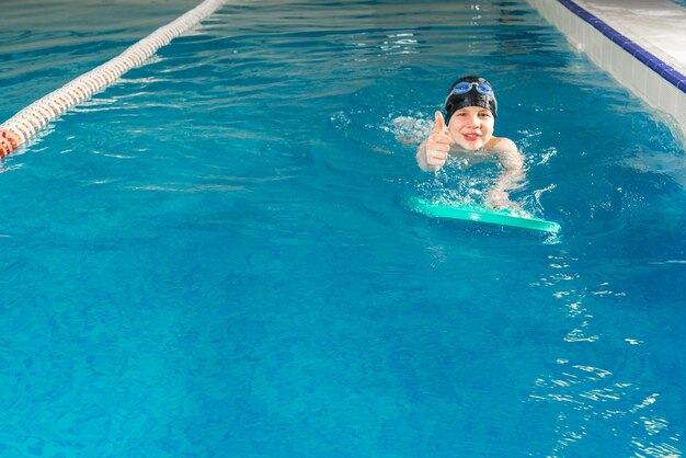 Photo vue haute angle d'un homme sans chemise nageant dans la piscine