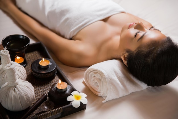 Vue haute angle d'une jeune femme dormant sur un lit au spa