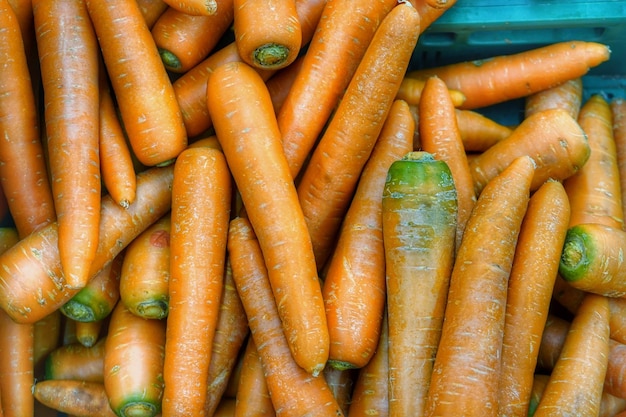 Vue haute angle des légumes à l'étalage du marché