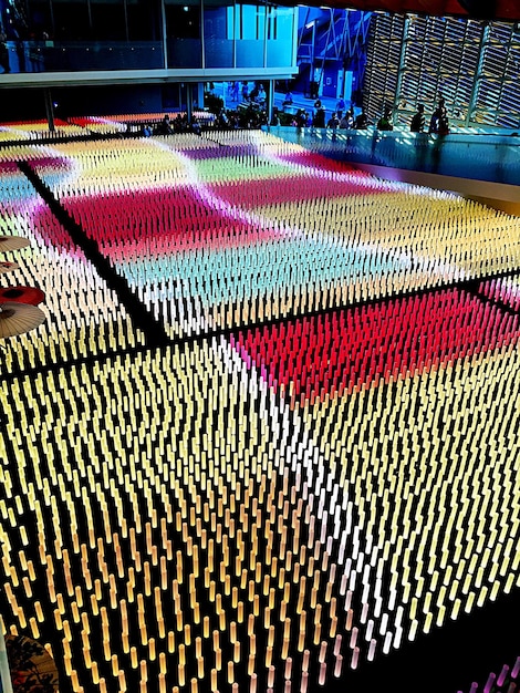 Photo vue haute angle des lumières colorées éclairées à l'expo de milan 2015