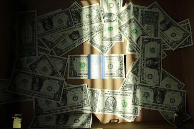 Vue haute angle de la monnaie de papier américaine sur la table