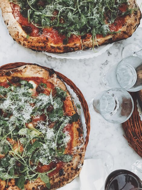 Vue haute angle de la pizza servie dans une assiette sur la table au restaurant