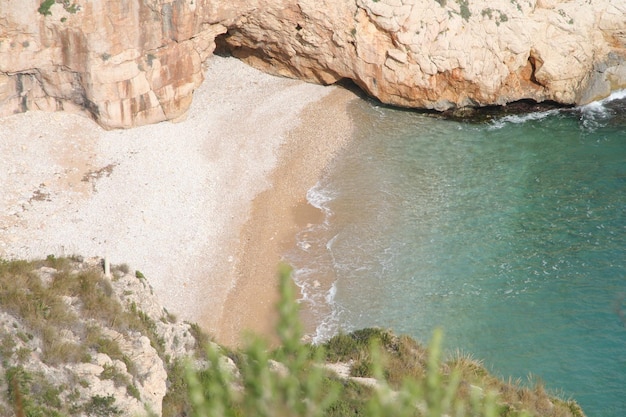 Photo vue haute angle des roches sur la mer